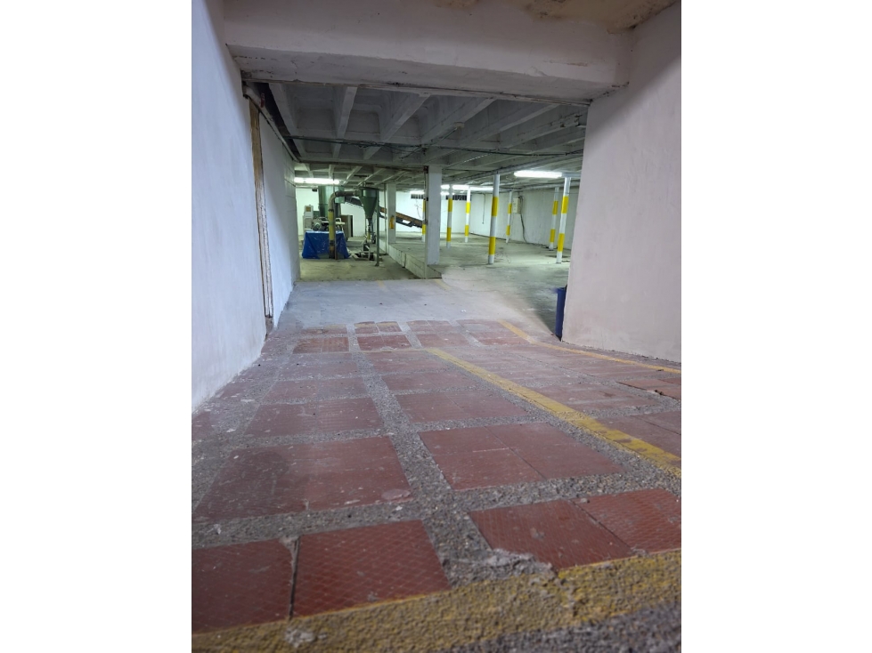 BODEGA DE 1.916 M² EN ORTEZAL, ZONA INDUSTRIAL DE PUENTE ARANDA — foto 2