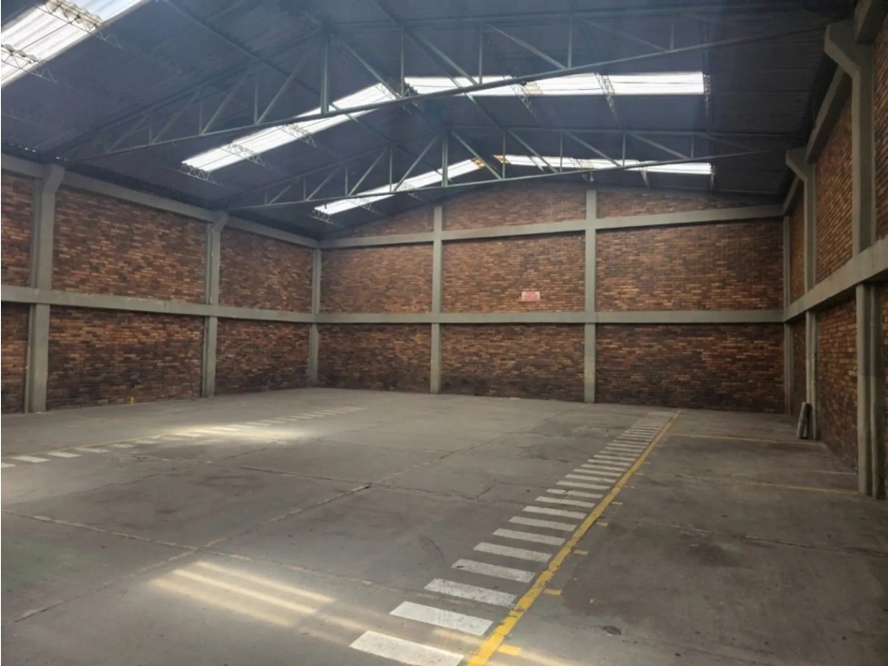 BODEGA EN VENTA DE 865 m² - PUENTE ARANDA