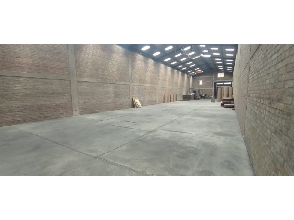 ARRIENDO BODEGA 700 m² BARRIO SANTANDER