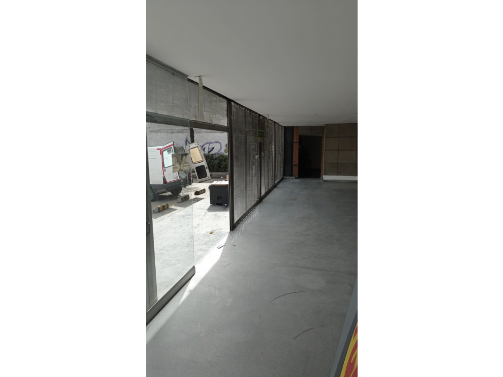 INMUEBLE COMERICIAL DE 1.467 m² SOBRE VIA PRINCIPAL EN PUENTE ARANDA — foto 3