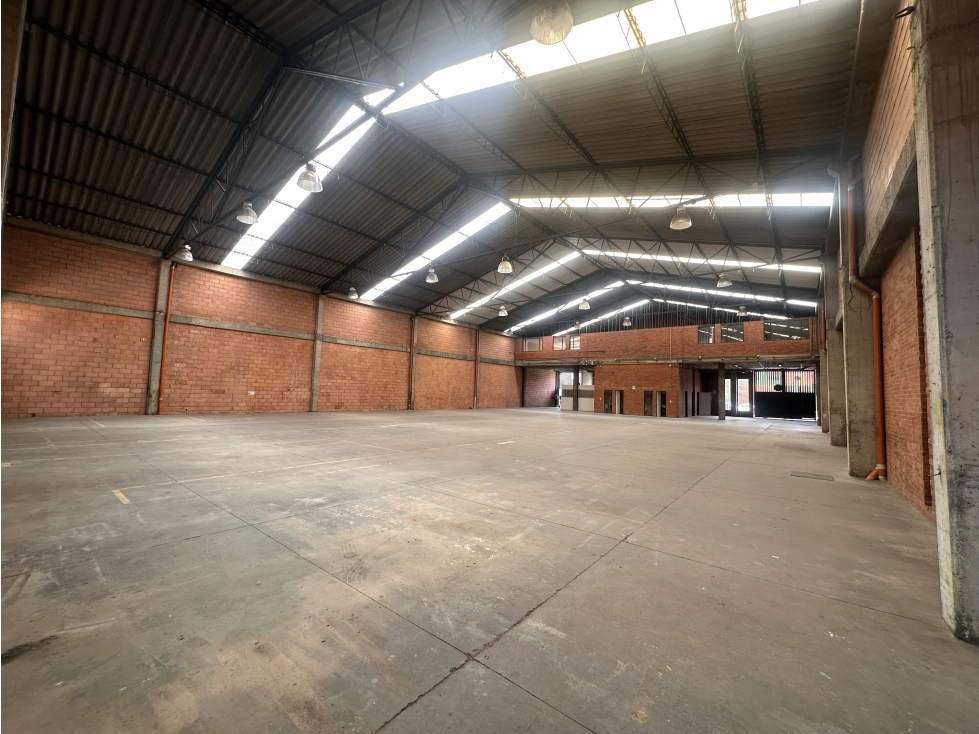 BODEGA DE 1.250 M² EN ZONA INDUSTRIAL DE MONTEVIDEO — foto 4