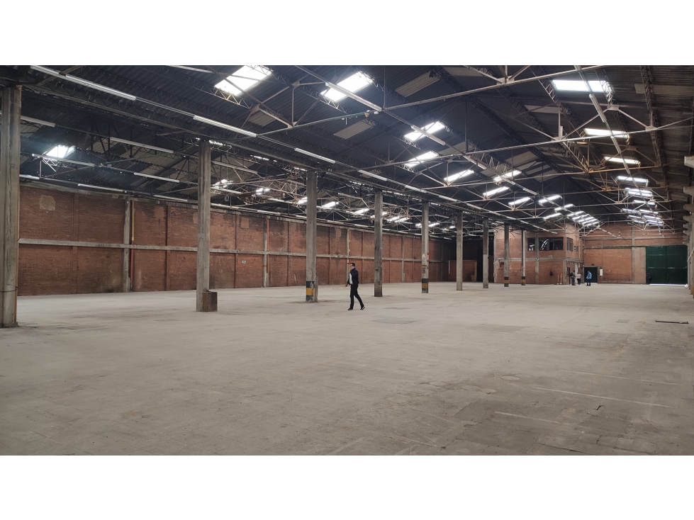 BODEGA DE 2.350 M² EN MONTEVIDEO — foto 4
