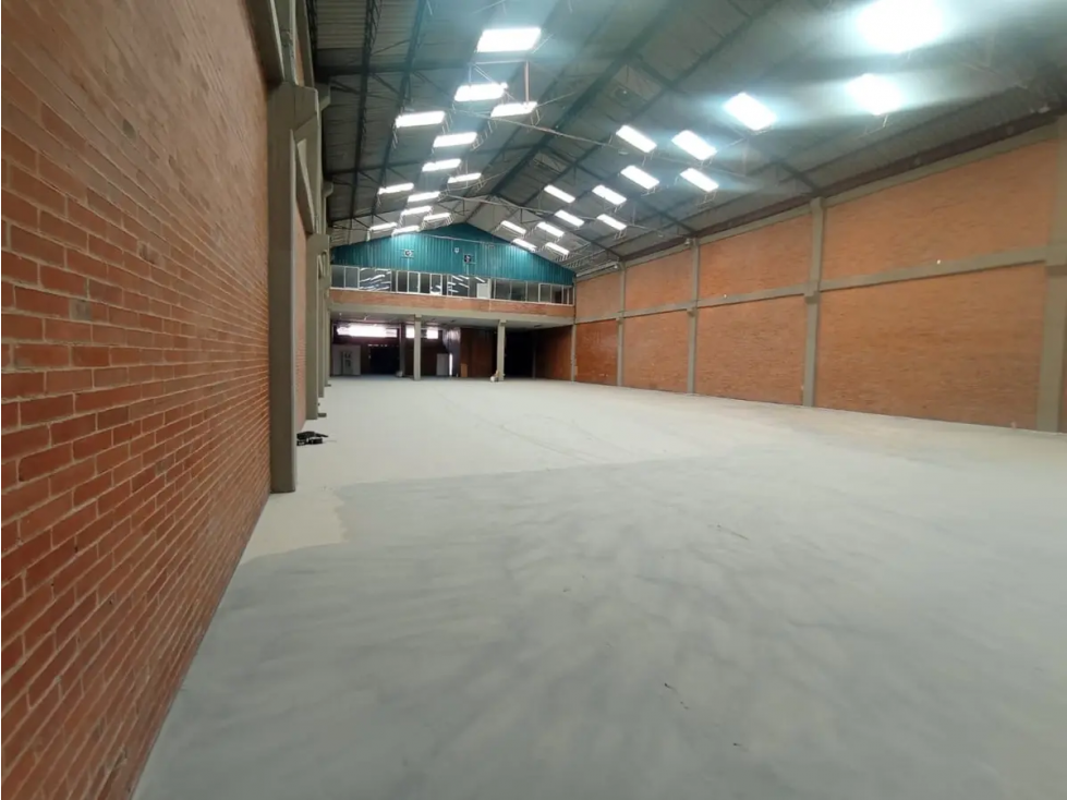 BODEGA DE 1.200 M² EN MONTEVIDEO — foto 2