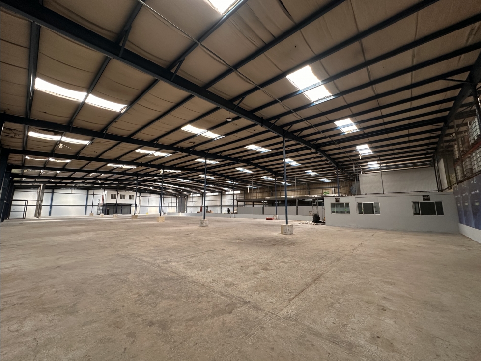 BODEGA DE 2.220 M² EN ENGATIVÁ