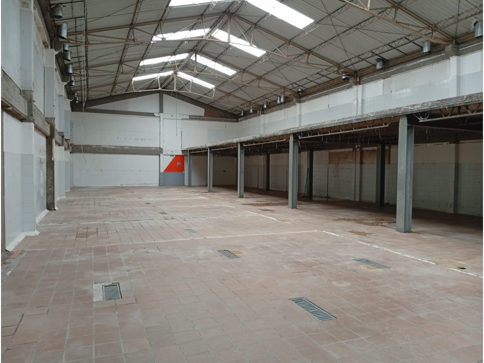 BODEGA DE 840 M² EN MONTEVIDEO, CARGA ELECTRICA 300 KVA