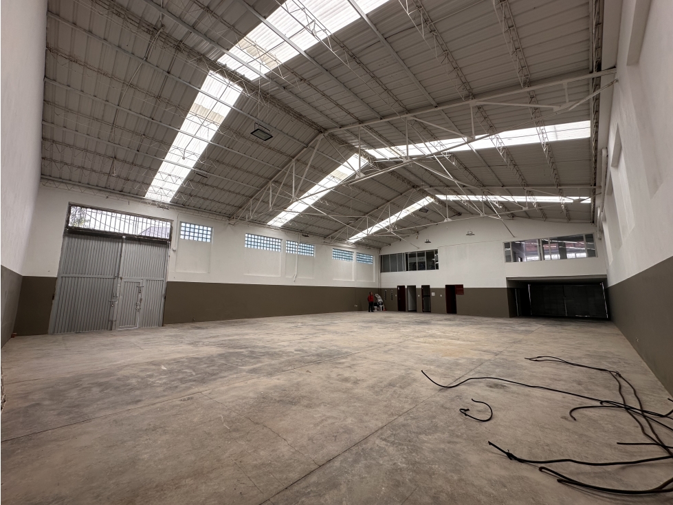 BODEGA DE 575 M² ORTEZAL, PUENTE ARANDA