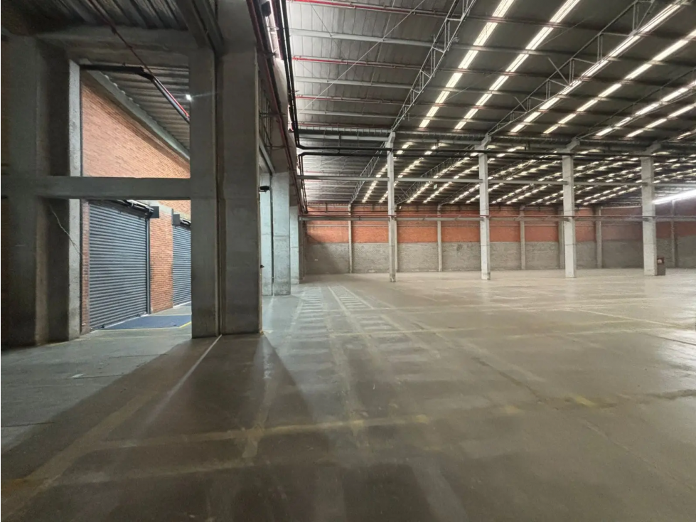 BODEGA DE 4.521 M² EN PARQUE INDUSTRIAL EN FONTIBÓN — foto 3