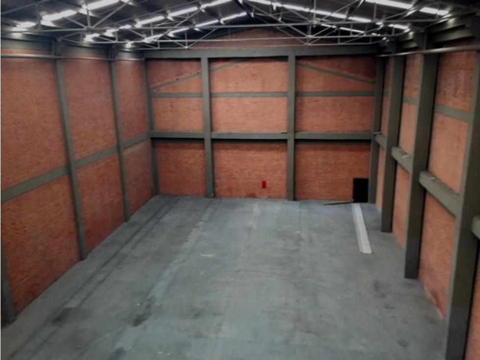 BODEGA DE 1.080 M² EN SECTOR INDUSTRIAL DE MONTEVIDEO