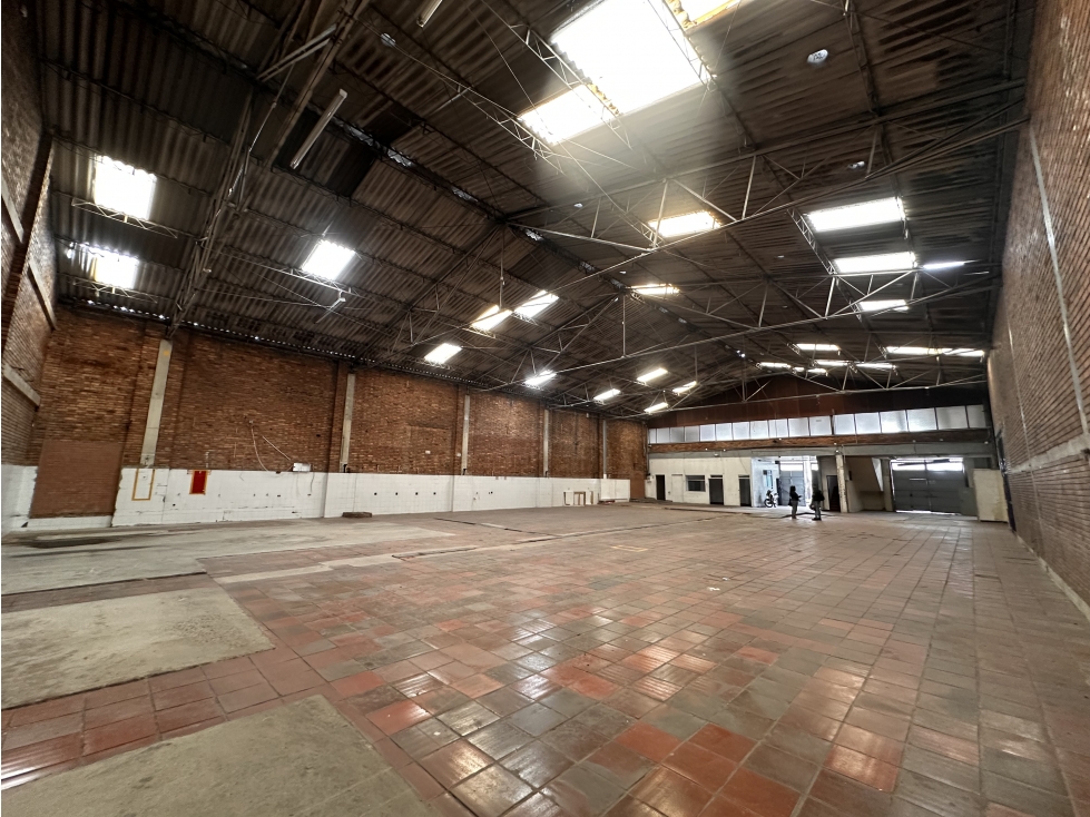 BODEGA DE 923 M², SECTOR INDUSTRIAL DE PUENTE ARANDA