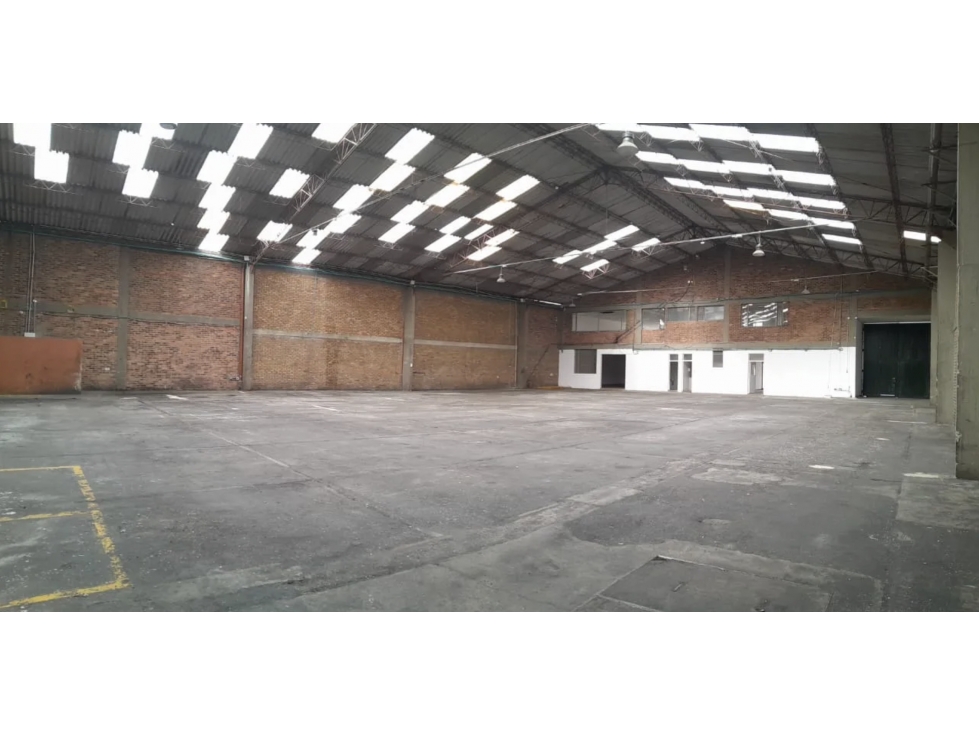 BODEGA INDUSTRIAL EN PUENTE ARANDA DE 1.350 M². CARGA ELÉCTRICA 75 KVA