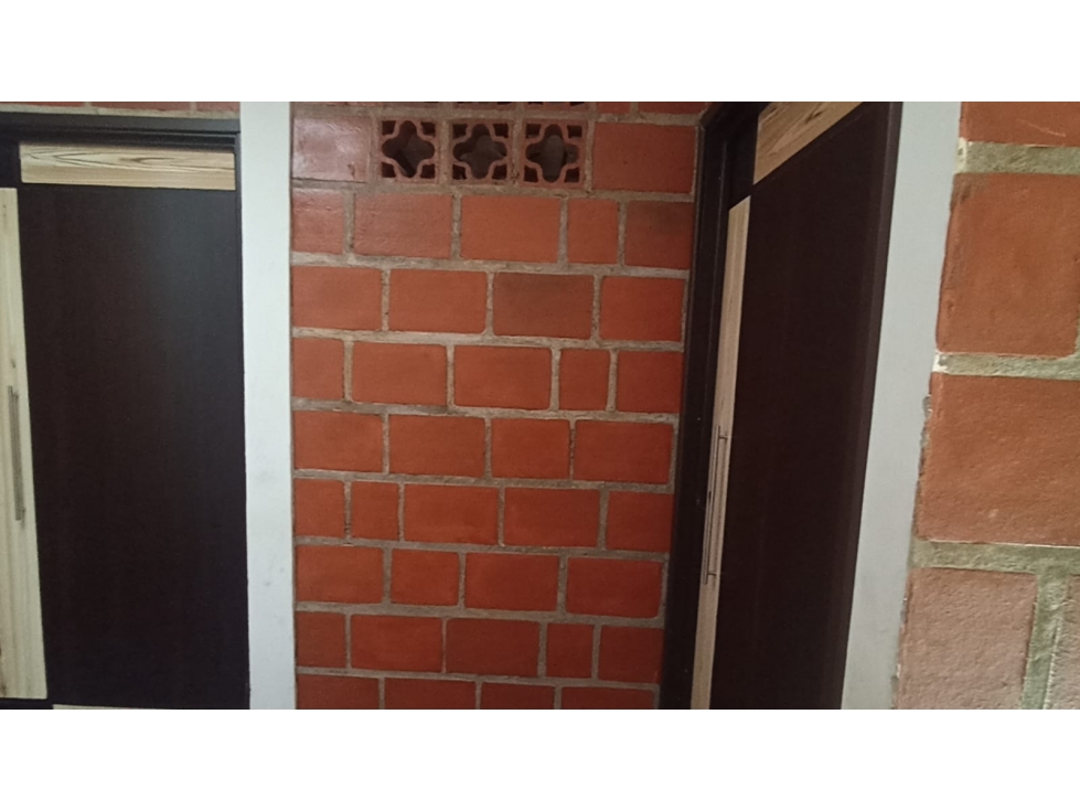 ¡ OPORTUNIDAD DE INVERSIÒN ! CASA RENTABLE CON BODEGA CON (3) APTOS - 5