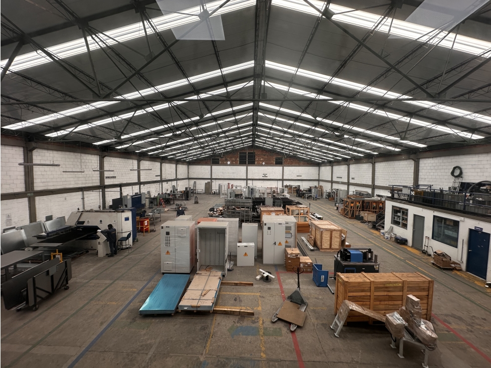 ESPECTACULAR BODEGA DE 1.966 M² INDUSTRIAL EN ÁLAMOS