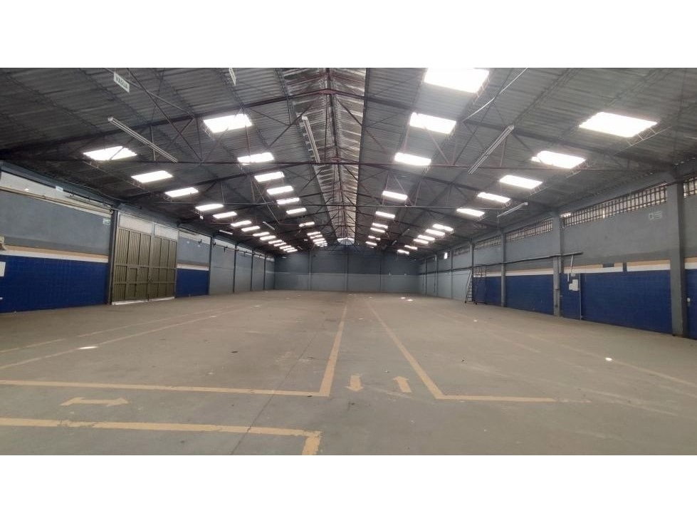 ARRIENDO BODEGA DE 1.650 m² EL TINTAL - AV. CIUDAD DE CALI - 2