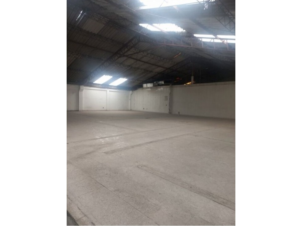 ARRIENDO BODEGA VITRINA DE 2.000 M² EN PUENTE ARANDA - 4
