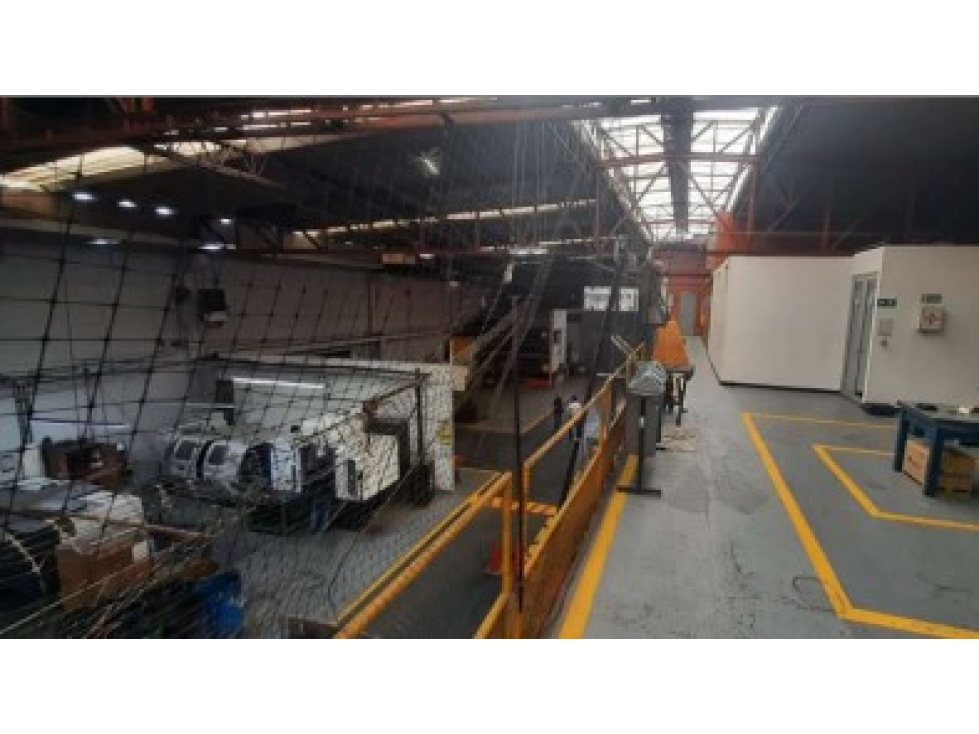 VENDO MAGNIFICA BODEGA 2.196 m² MONTEVIDEO - 2