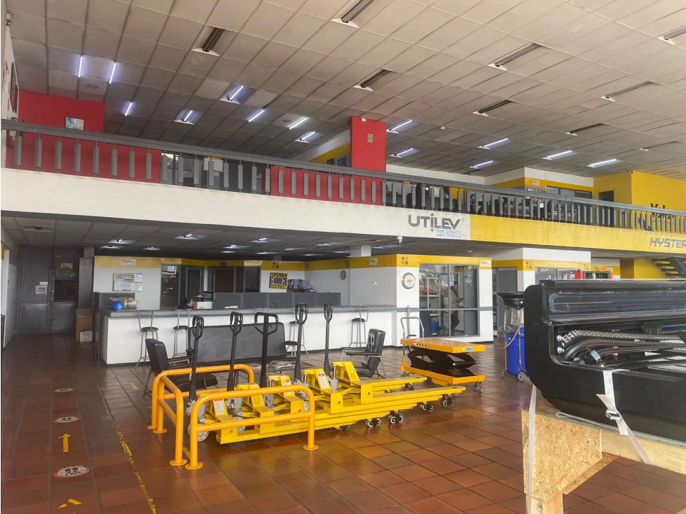ARRIENDO BODEGA DE 1.900 m² CON VITRINA COMERCIAL SOBRE AV. PRINCIPAL - 4