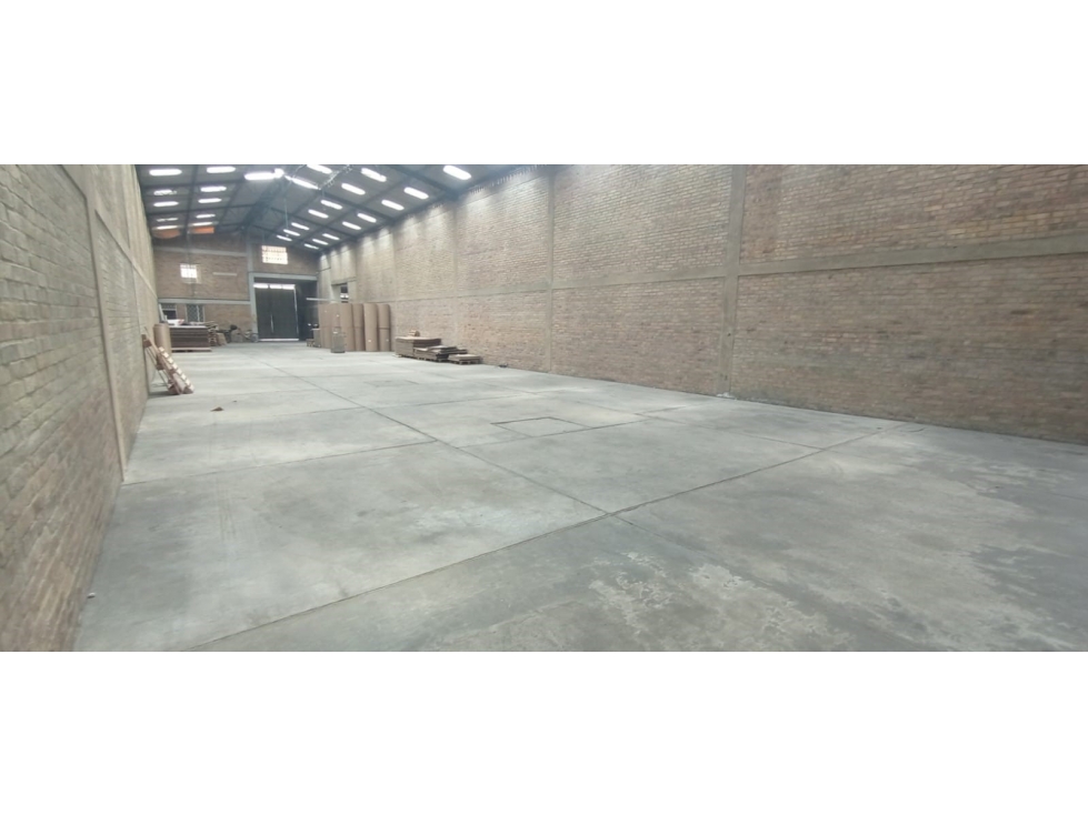 ARRIENDO BODEGA 700 m² BARRIO SANTANDER — foto 2