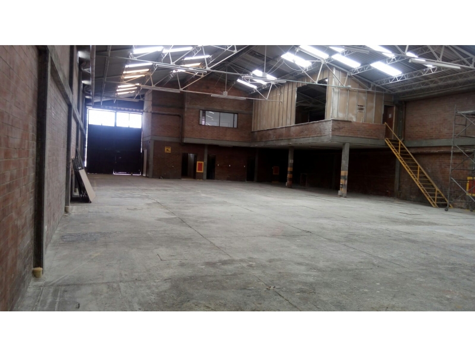 BODEGA DE 820 M² EN ZONA INDUSTRIAL DE MONTEVIDEO — foto 6