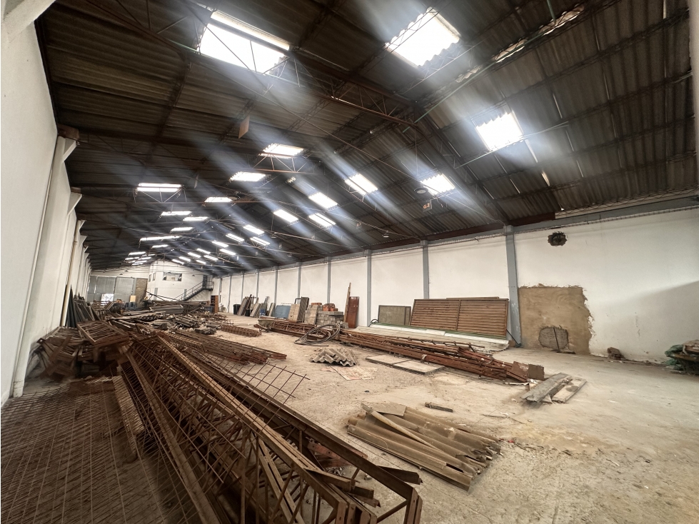 BODEGA DE 810 M² EN ZONA INDUSTRIAL DE ENGATIVÁ — foto 2