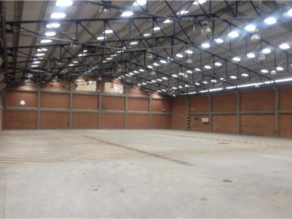 BODEGA DE 2.300 M² EN MONTEVIDEO — foto 2