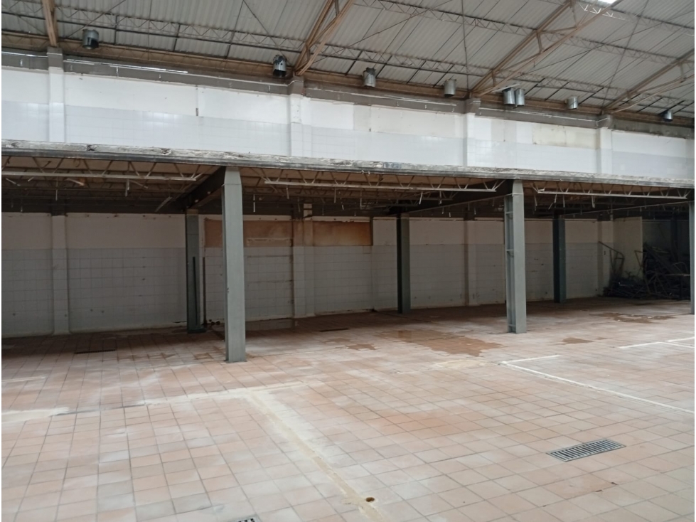 BODEGA DE 840 M² EN MONTEVIDEO, CARGA ELECTRICA 300 KVA — foto 5