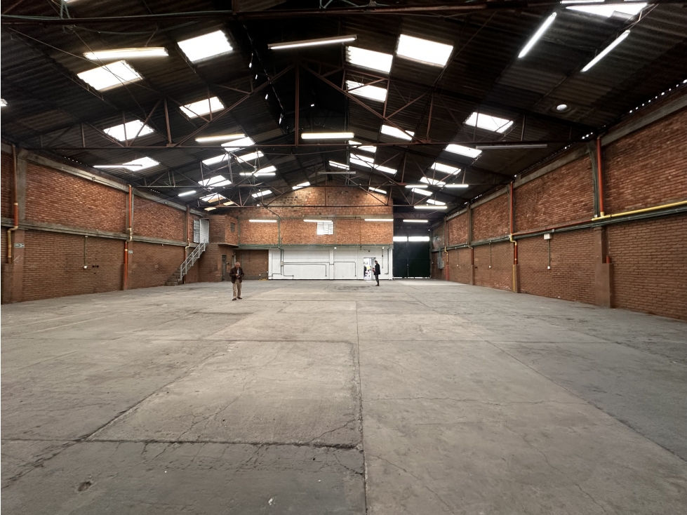 BODEGA DE 850 M² EN GORGONZOLA, ZONA INDUSTRIAL DE PUENTE ARANDA — foto 2