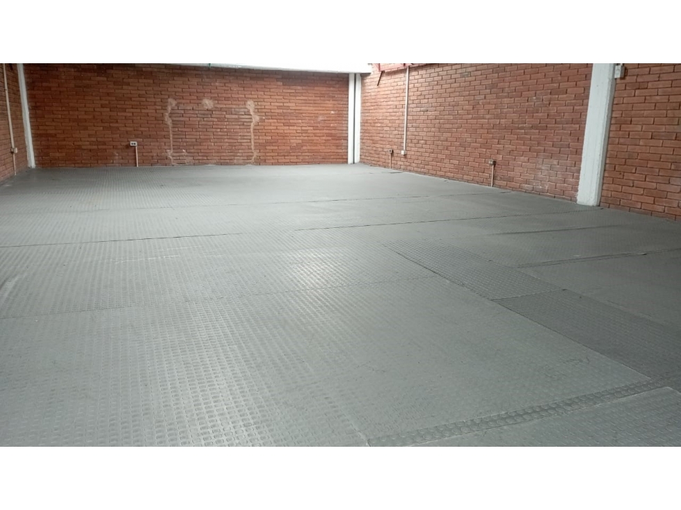 ARRIENDO BODEGA 300 m² PARQUE INDUSTRIAL - 3
