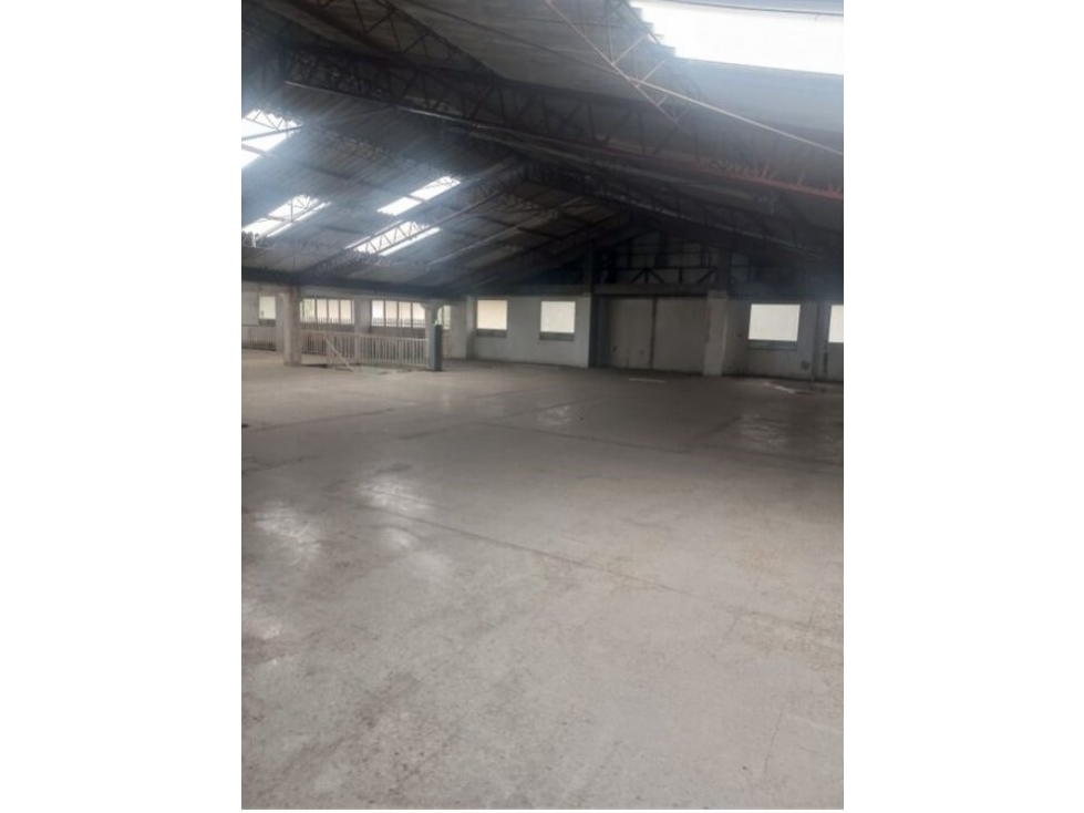 ARRIENDO BODEGA VITRINA DE 2.000 M² EN PUENTE ARANDA - 3