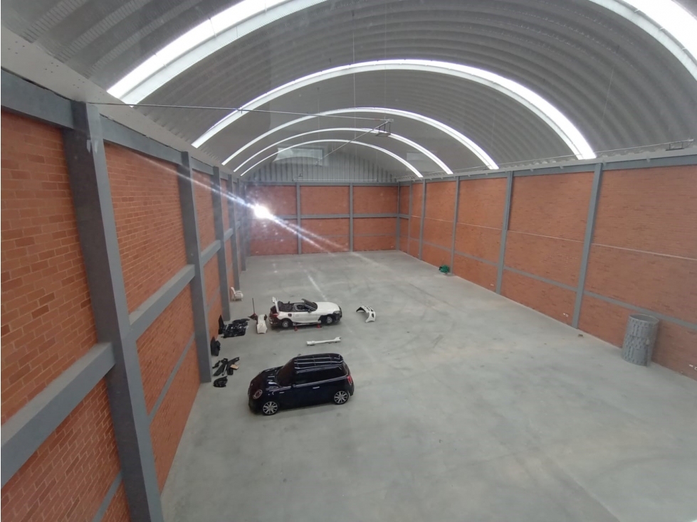 VENDO ARRIENDO BODEGA 1.283 m² PARQUE INDUSTRIAL ZIPAQIIRA - 2