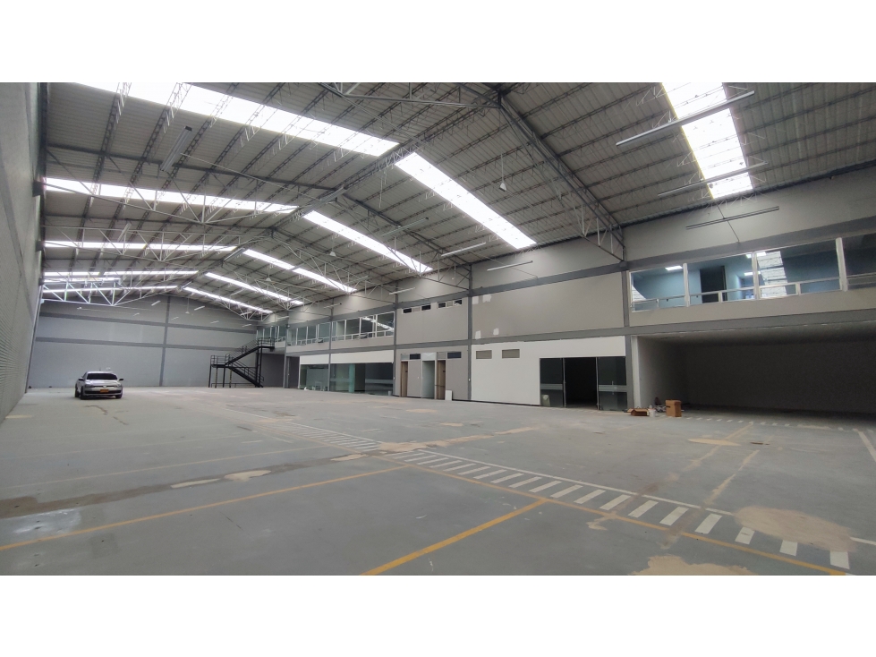 ARRIENDO / VENDO BODEGA PUENTE ARANDA 2.700 m² - 6