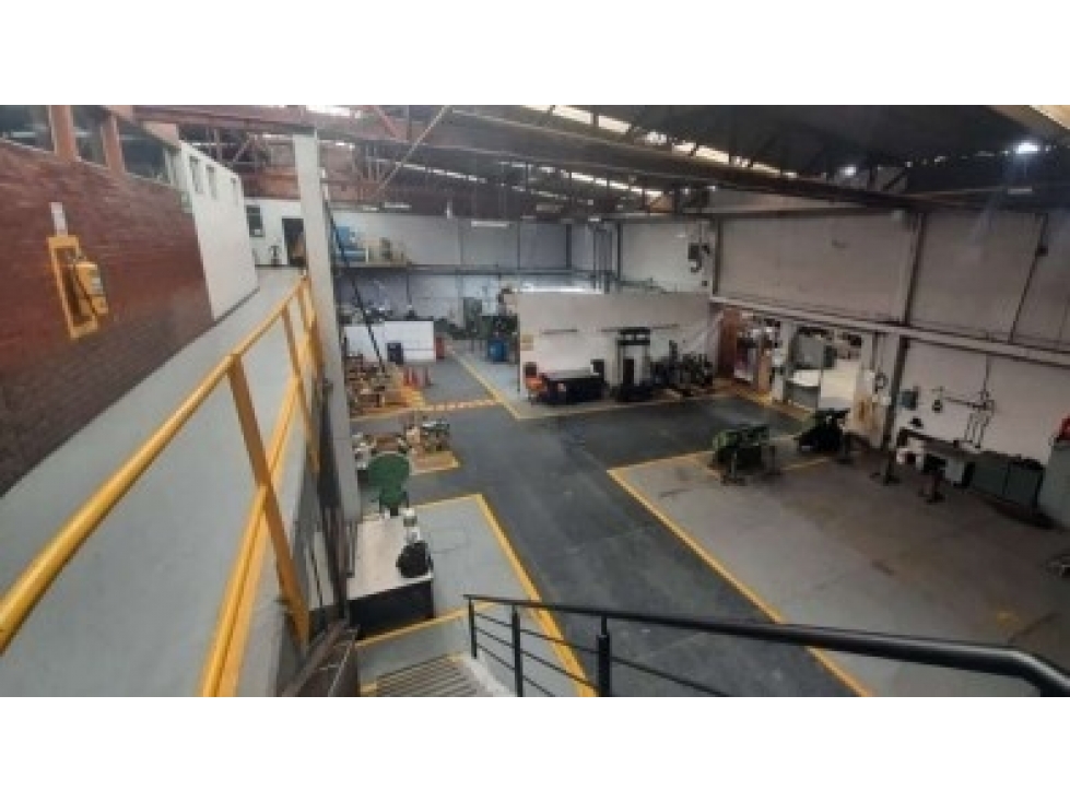 VENDO MAGNIFICA BODEGA 2.196 m² MONTEVIDEO - 1