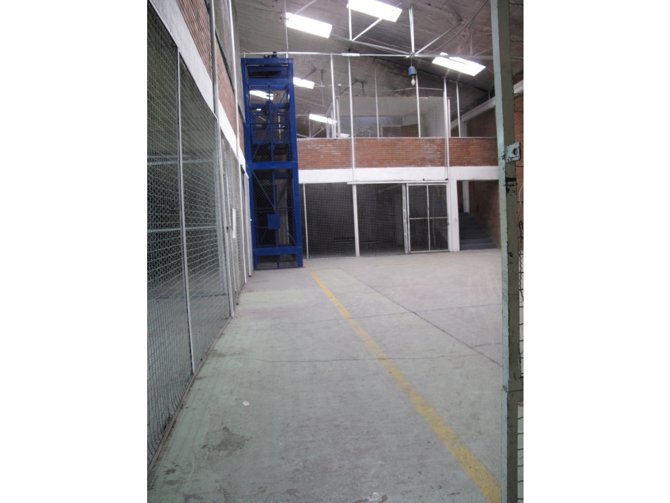 ARRIENDO BODEGA 1.460 m² ZONA INDUSTRIAL DE PUENTE ARANDA — foto 2