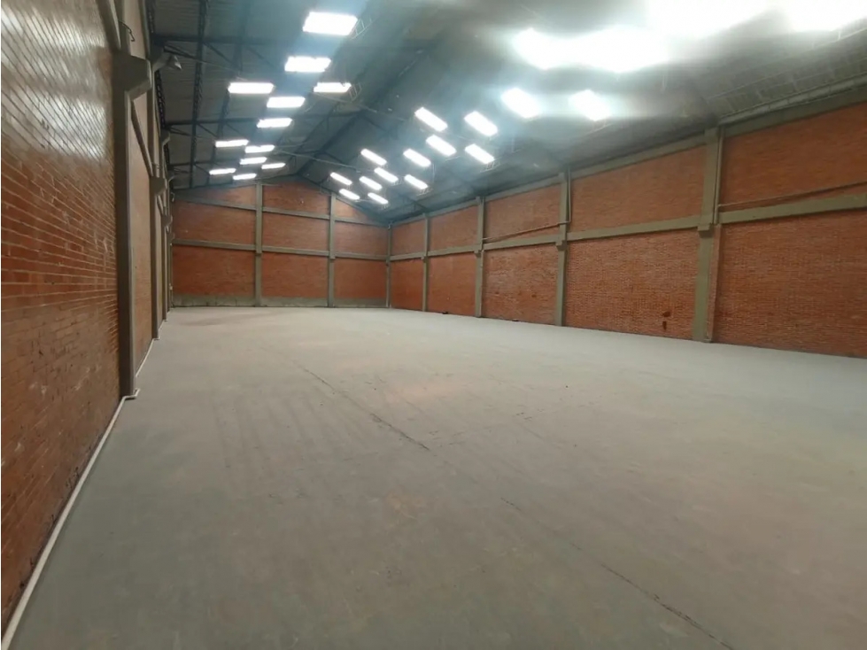 BODEGA DE 1.200 M² EN MONTEVIDEO