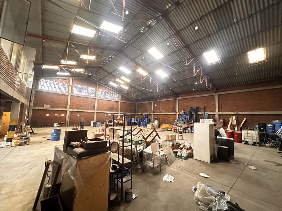 BODEGA ESQUINERA DE 720 M², GORGONZOLA, PUENTE ARANDA — foto 5