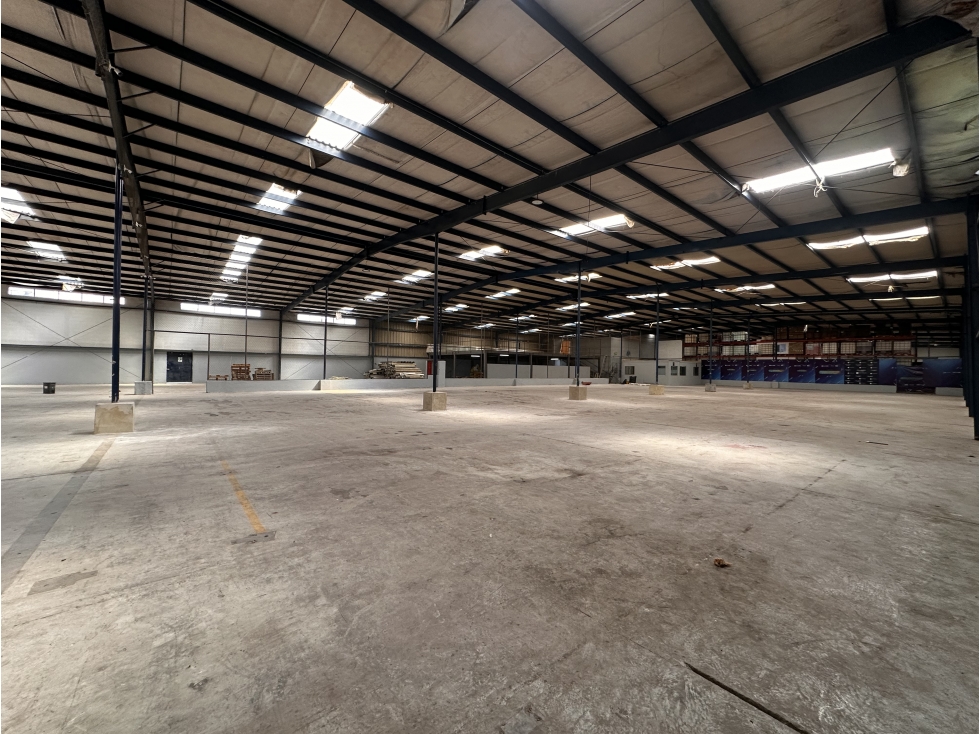 BODEGA DE 2.220 M² EN ENGATIVÁ — foto 4