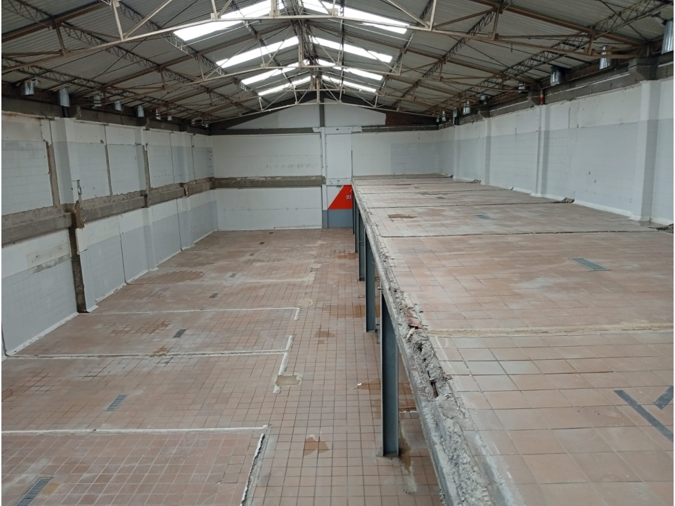 BODEGA DE 840 M² EN MONTEVIDEO, CARGA ELECTRICA 300 KVA — foto 3