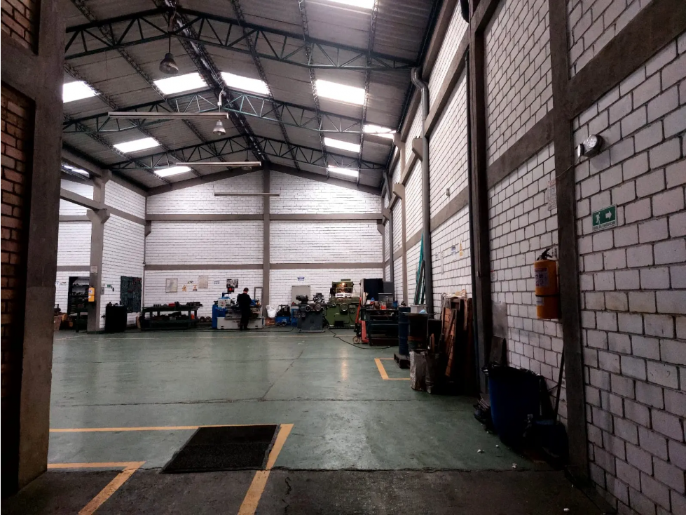 BODEGA DE 726,6 M² ORTEZAL, PUENTE ARANDA — foto 2
