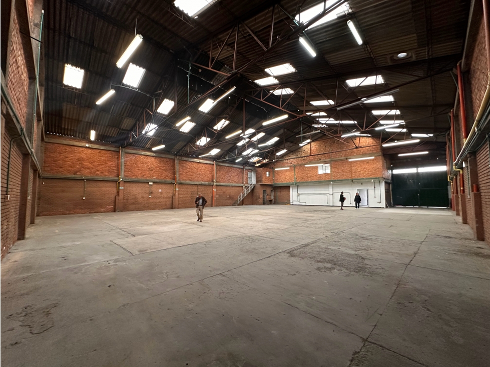BODEGA DE 850 M² EN GORGONZOLA, ZONA INDUSTRIAL DE PUENTE ARANDA
