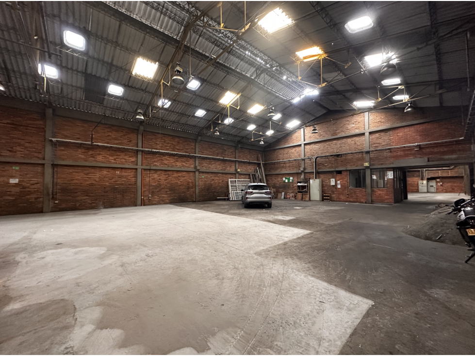 Bodega Industrial de 1.000 m² en Puente Aranda - Carga Eléc. 100 KVA