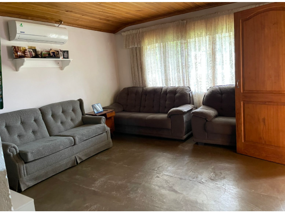 EN VENTA HERMOSA CASA EN EL DEPARTAMENTO DE ITAPÚA. - 4