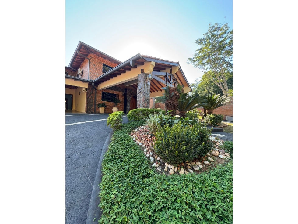 EN VENTA LUJOSA CASA EN LAMBARE ZONA CENTRICA - 2
