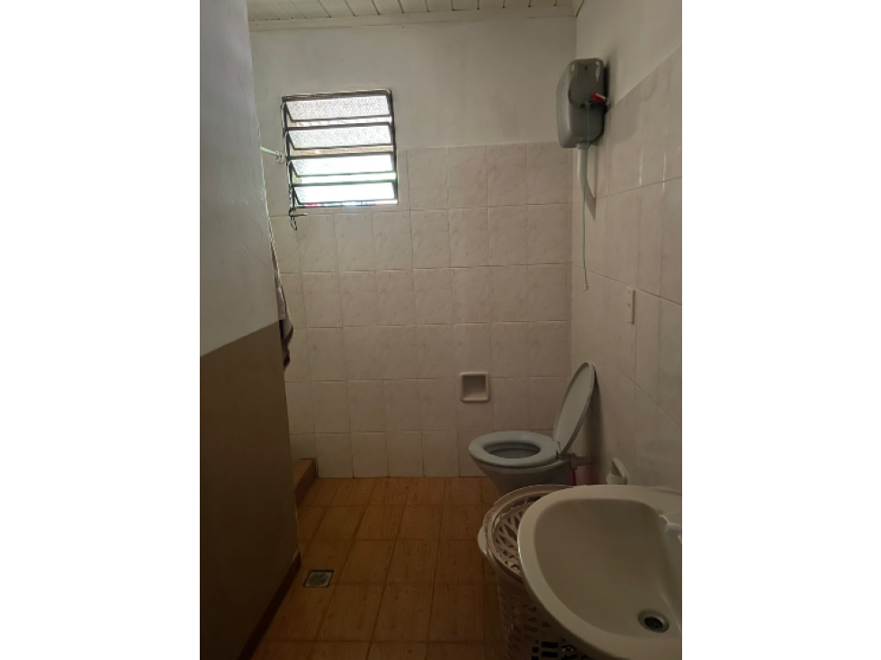 EN VENTA HERMOSA CASA EN EL DEPARTAMENTO DE ITAPÚA. - 5