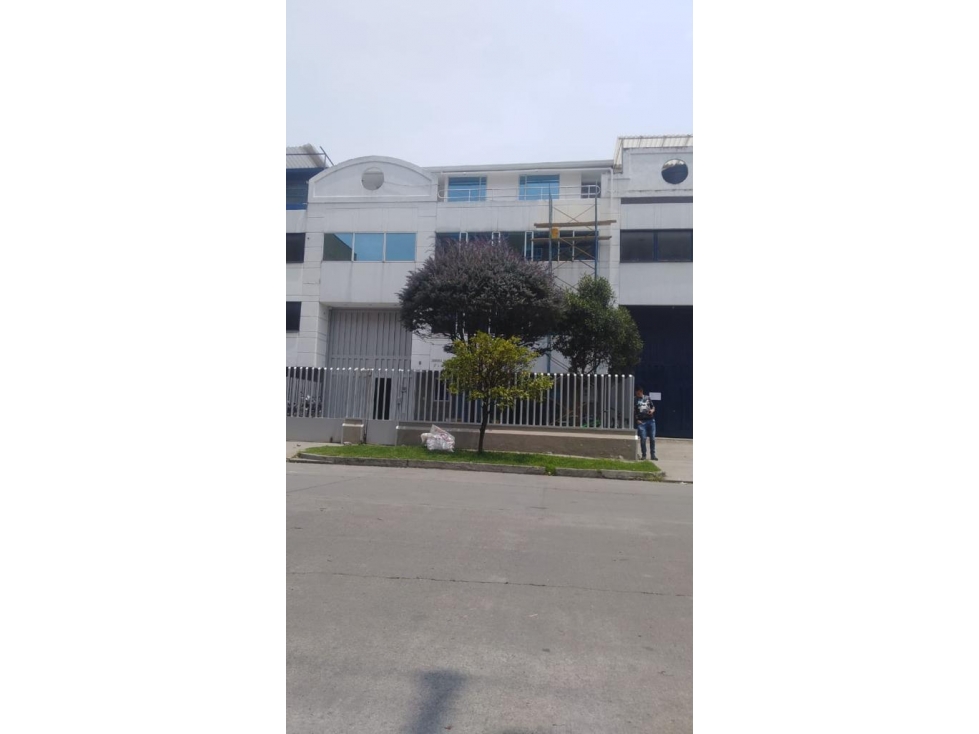 ARRIENDO BODEGA CON OFICINAS
