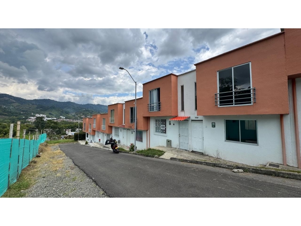 CASAS MEDIANERA EN VENTA VILLA YULIANA DOSQUEBRADAS — foto 2