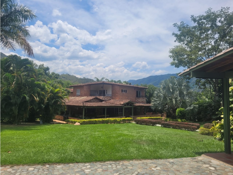 Casa finca en venta San Jerónimo Antioquia piscina y cancha privadas