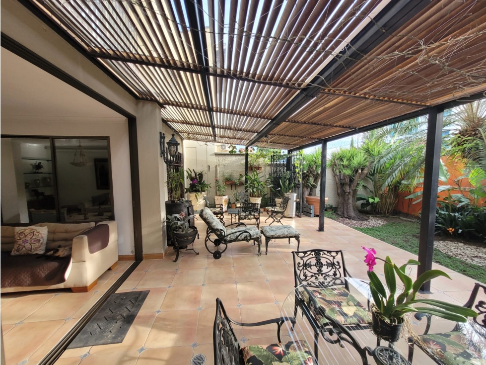 Casa de dos niveles en venta El Poblado Las Palmas Sector Hatoviejo