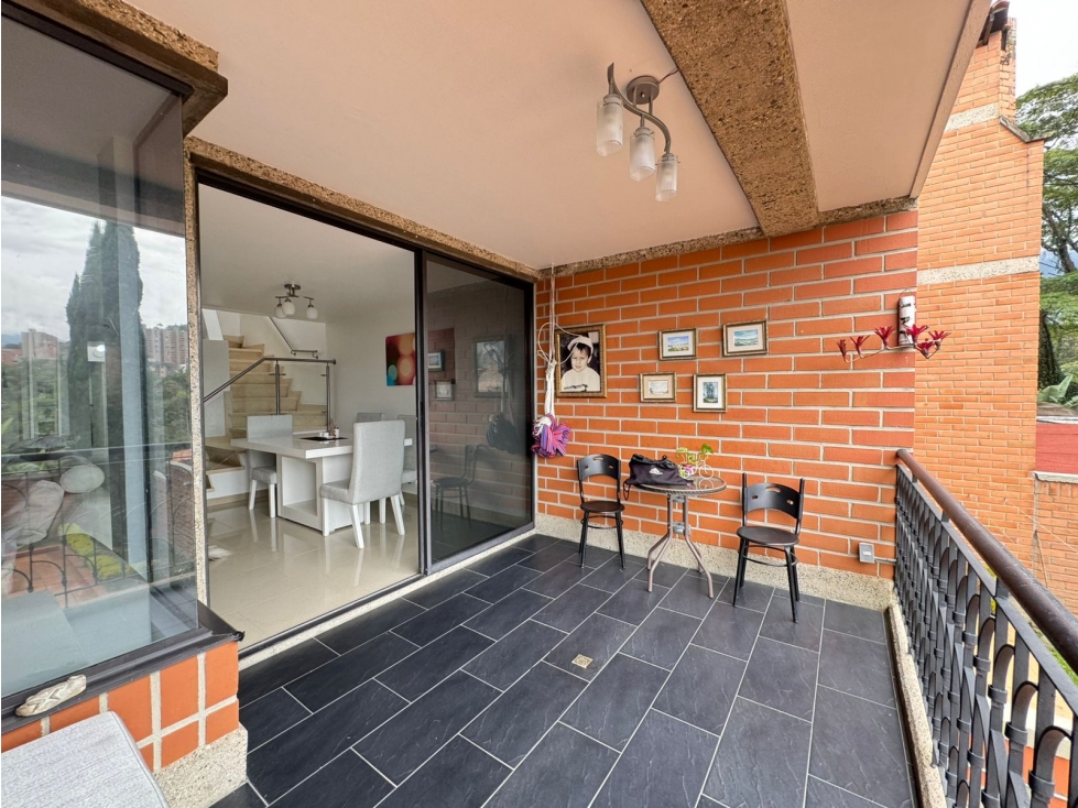 Casa remodelada en venta de 3 niveles Envigado Loma Las Brujas — foto 2