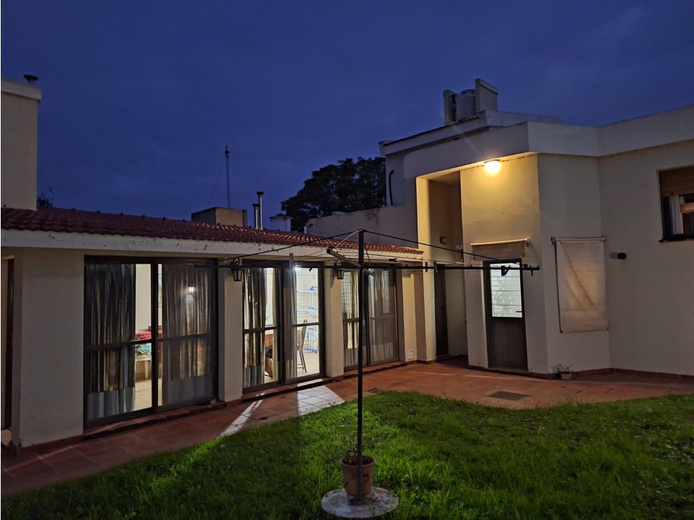 GEO VENDE casa alta categoría en Las Perdices, 3 dor calle Int. Torres