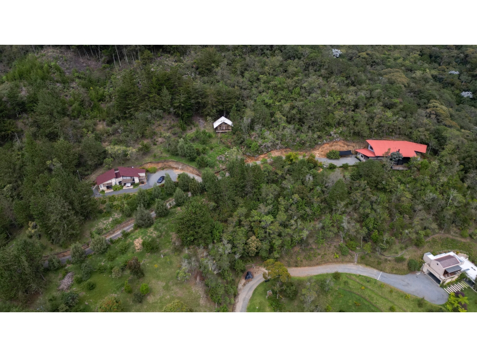 CASA MODERNA PRINCIPAL CON CASA AUXILIAR EN PARCELACION EN LA CEJA — foto 2