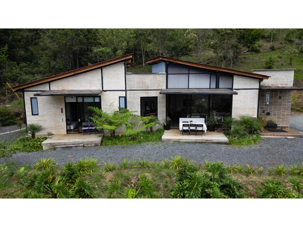 CASA MODERNA PRINCIPAL CON CASA AUXILIAR EN PARCELACION EN LA CEJA
